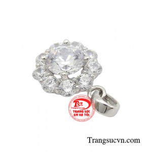 Mang tâm thế kiêu hãnh và mạnh mẽ trên mọi bước đi cùng người phụ nữ, là cảm hứng mãnh liệt được đặt vào phần hồn của mẫu thiết kế.