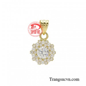 Mặt dây phái đẹp kiêu sa với tạo hình nổi bật từ muôn cánh hoa đầy kiêu hãnh, cùng những viên đá nhỏ lấp lánh tôn lên vẻ đẹp trong trẻo của các cô gái.