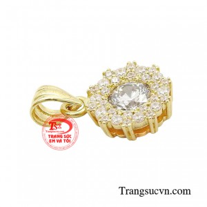 Đây còn là món đồ mang biểu tượng tao nhã với sắc màu dịu êm sẽ khiến phái đẹp trở nên dịu dàng, cuốn hút mọi ánh nhìn.
