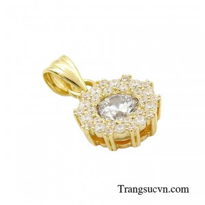 Thiết kế giúp phần cổ trở nên thon gọn, mảnh mai tôn lên những đường nét quyến rũ phần xương quai xanh đầy cuốn hút.