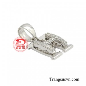 Được tạo ra với hình dáng họa tiết tinh xảo chắc hẳn là món trang sức đầy quyến rũ và cá tính dành tặng cho nàng.