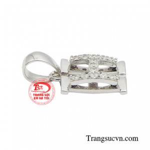 Một chiếc mặt dây lấp lánh và thời thượng là món phụ kiện tuyệt vời để giúp phái đẹp luôn xuất hiện trong diện mạo chỉn chu, sang trọng, thu hút mọi ánh nhìn.