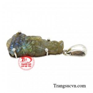 Người đeo mặt dây quan âm sẽ luôn được bình an, bởi vậy mà món trang sức này rất được ưa chuộng khi làm quà tặng người thân vào những dịp đặc biệt.