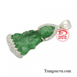 Mặt Phật Quan Âm được thiết kế với những đường nét chạm khắc tinh xảo, tái hiện rõ nét sự hiền hậu từ bi của Phật Quan Âm.