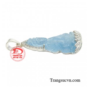 Đá Aquamarine sử dụng năng lượng nước, năng lượng của sự tĩnh lặng và thanh lọc, giúp bạn trở nên khoan dung và điềm tĩnh hơn.