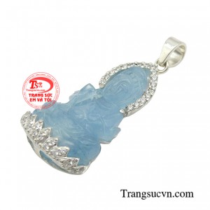 Đặc biệt, Phật bà quan âm được chạm khắc từ đá aquamarine giúp đem đến sự lạc quan, vui vẻ
