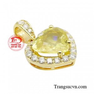 Những người đeo trang sức Sapphire sẽ được kích thích những cảm xúc trong tình yêu và giúp thăng hoa về mặt tâm linh, đây chính là sức mạnh thúc đẩy trái tim bạn yêu thương nhiều hơn. 