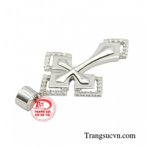 Ngoài ra, chiếc mặt dây thánh giá còn thể hiện được vẻ đẹp bí ẩn, sự mạnh mẽ và gu thời trang cực chất của người đeo. 