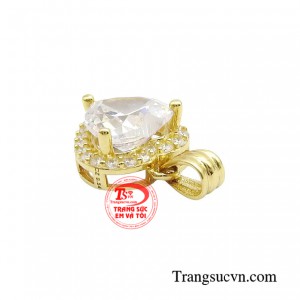 Trái tim được sử dụng làm điểm nhấn cho mẫu thiết kế độc đáo này.