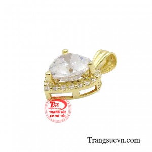 Sự năng động, tươi trẻ nhưng vẫn giữ được nét sang trọng, thanh lịch là điểm sáng của chiếc mặt dây.