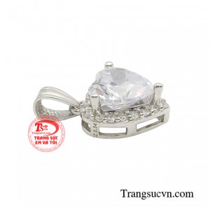 Một chiếc mặt dây hình trái tim sẽ khiến ngày sinh nhật hay những ngày kỉ niệm của người phụ nữ trở nên đặc biệt và càng thêm đáng nhớ hơn.