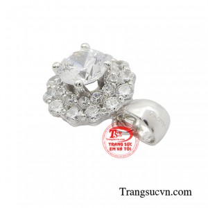 Không chỉ là món trang sức phụ kiện làm đẹp, mọi đường nét chi tiết mềm mại gắn thêm những viên đá Cz sáng long lanh mang đến một vẻ đẹp hiện đại đầy cuốn hút, tạo điểm nhấn cho phái đẹp thêm tỏa sáng. 