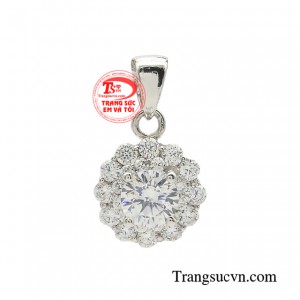 Mặt dây vàng trắng phái đẹp được lấy cảm hứng từ những bông hoa khoe sắc tỏa hương thơm ngọt ngào quyến rũ.