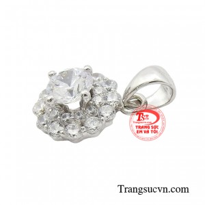 Hình ảnh mặt dây hình bông hoa thuần khiết, lãng mạn và nhẹ nhàng như chính tâm hồn người phụ nữ.