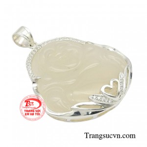 Mặt phật sử dụng chất liệu đá mã não trắng, được tạc sắc sảo