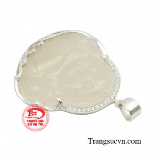Đây là vật phẩm tôn kính trong phong thủy, khi diện món trang sức này trên người sẽ mang lại rất nhiều điều tốt lành cho người sở hữu.
