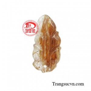 Mặt thạch anh tóc vàng may mắn chứa nhiều các bao thể kim, que màu vàng như những sợi chỉ mảnh tạo cho thạch anh một diện mạo độc đáo.