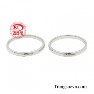 Cả nhẫn nam và nhẫn nữ đều được tạo hình một cách vô cùng tinh tế từ cây thánh giá nhưng vẫn giữ được vẻ đẹp truyền thống vốn có của nhẫn cưới.