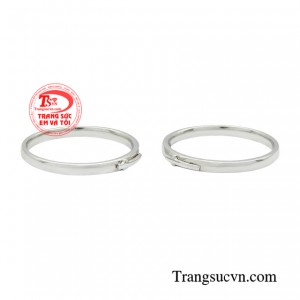 Cặp nhẫn cưới với đai nhẫn trơn mộc mạc, phù hợp với phái mạnh theo đuổi phong cách lịch lãm và cả phái đẹp thanh lịch, duyên dáng. 