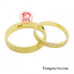 Nhẫn cưới kim cương thủy chung gây ấn tượng ngay từ cái nhìn đầu tiên. 