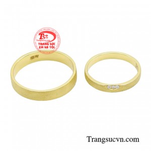 Nhẫn Nam với đai nhẫn trơn mộc mạc, phù hợp với phái mạnh theo đuổi phong cách lịch lãm, sang trọng.