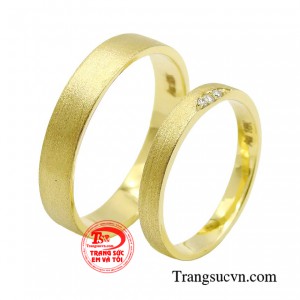 Nhẫn nữ phong cách thanh lịch, duyên dáng được điểm xuyết những viên kim cương tôn thêm vẻ đẹp hoàn mỹ, yêu kều cho cô dâu trong ngày trọng đại. 