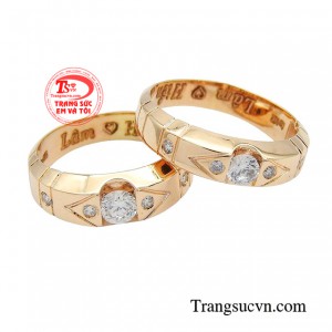 Nhẫn cưới vàng hồng ước nguyện được thiết kế tỉ mỉ, cầu kỳ với nhiều chi tiết tinh tế phối hợp cùng chất liệu vàng hồng sáng bóng. 