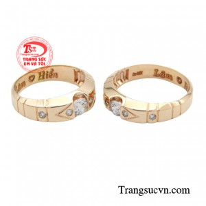 Điểm nhấn đắt giá là viên đá chủ tỏa sáng rực rỡ giúp cặp đôi toát lên sự sang trọng và mang một đẳng cấp khác biệt. 