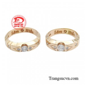 Đôi nhẫn cưới được ví như một tín vật thiêng liêng, kết nối yêu thương, và khẳng định một tình yêu bền vững, gắn kết lâu dài.