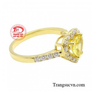 Kết hợp với đai nhẫn cân đối sử dụng chất liệu vàng cuốn hút, để khoe trọn vẹn vẻ lấp lánh của viên saphir chủ.