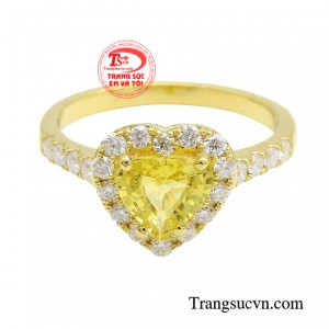 Nhẫn nữ saphir với thiết kế tinh tế là một tín vật hoàn hảo để các chàng trai khẳng định tình yêu với nửa kia của mình.