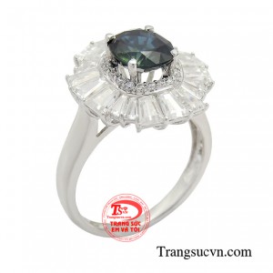 Nhẫn nữ sapphire kiêu sa được xem là biểu tượng của sự quý phái ẩn chứa vẻ đẹp thanh lịch, thời thượng. 
