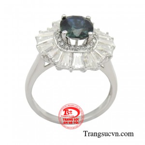 Sự kết hợp tinh tế giữa sắc vàng bóng mượt và ánh lấp lánh của viên đá quý saphir trên nền chất liệu vàng 14k mang đến vẻ đẹp sang trọng, đài các của người phụ nữ. 