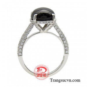 Viên đá quý saphir được tinh tuyển đạt tiêu chuẩn cao nhất về ánh sắc, mang đến món trang sức đỉnh cao, tôn vinh vẻ đẹp của người phụ nữ đáng ngưỡng mộ.