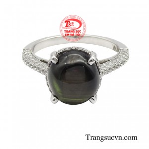 Đến với Trang Sức Em Và Tôi, các tín đồ trang sức có cơ hội khám phá thêm về nhẫn sapphire cao cấp, ướm lên mình mẫu thiết kế độc đáo, tự tin khẳng định nét đẹp riêng biệt của bản thân.