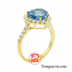 Nhẫn nữ topaz trái tim mang vẻ đẹp sâu thẳm của bầu trời và đại dương, giúp tâm hồn tĩnh lặng và thư thái. 