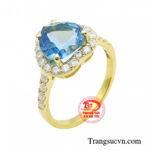 Chọn ngay cho mình một chiếc nhẫn nữ topaz hoàn hảo để tình yêu và sự quyến rũ luôn song hành cùng sắc đẹp của bạn mỗi ngày.