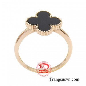 Khi diện một bộ trang phục sang trọng thì không thể thiếu cho mình một chiếc nhẫn vàng để hoàn thiện phong cách đầy thanh lịch.