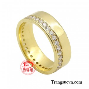 chiếc nhẫn ấn tượng với hàng đá cz bao quanh viền nhẫn tạo sự khác biệt hơn so với những mẫu nhẫn thông thường.