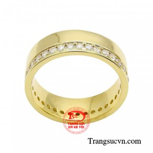 Chiếc nhẫn ôm gọn ngón tay. Khi đeo ở ngón út tạo nên sự cá tính, quyền lực.