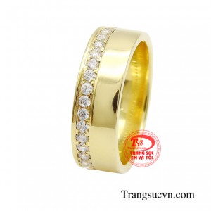 Nếu bạn là một cô gái yêu thích sự thanh lịch, đơn giản nhưng không đánh mất đi sự độc đáo và phong cách cá nhân thì chiếc nhẫn này chính là món đồ phụ kiện nên có trong tủ đồ trang sức.