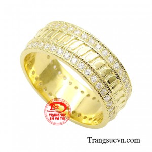 Trang sức có thiết kế góc cạnh sắc sảo kết hợp cùng họa tiết ấn tượng, nổi bật vẻ đẹp nam tính và dấu ấn đẳng cấp cho hình tượng nam doanh nhân bản lĩnh giúp phái mạnh thêm phần hoàn hảo.