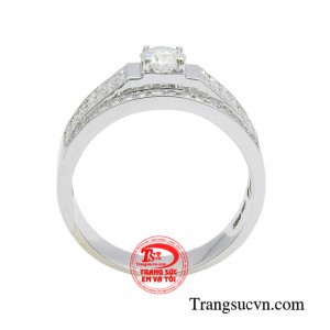 Chiếc nhẫn sở hữu vẻ đẹp sang trọng đầy ấn tượng, với bề mặt nhẫn được phủ kín các viên moissanite đính kết một cách tỉ mỉ.