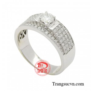 Viền nhẫn được đính đối xứng hai bên làm tăng thêm vẻ thời thượng cho người đeo.