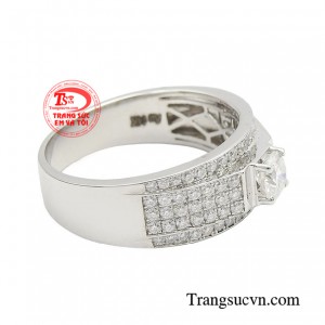 Đây là mẫu nhẫn nam có tính ứng dụng cao, có thể sử dụng làm trang sức hằng ngày lẫn trong các sự kiện quan trọng, kết hợp cùng nhiều phong cách giúp nâng cao phong thái và sự lịch thiệp của chàng.