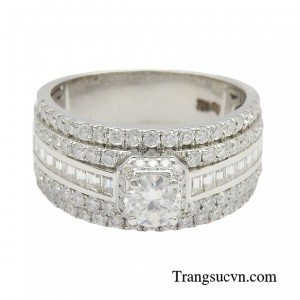 Một chiếc nhẫn nạm đá tinh xảo là bí quyết đơn giản nhất đem lại sự nâng cấp đáng kể cho một bộ trang phục thường ngày. 