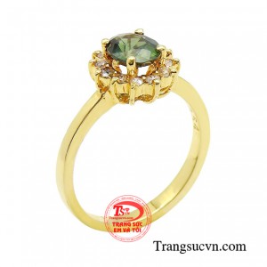 Nhẫn sapphire chuối quý phái được thiết kế vô cùng tinh tế, sang trọng.