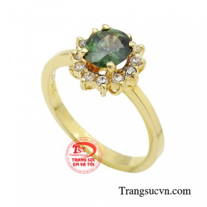 Người ta tin rằng, mỗi khi cảm thấy bất an, chỉ cần nhìn vào viên Sapphire lấp lánh, bạn sẽ cảm nhận được sự trong sáng và thuần khiết. 