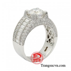 Nhẫn vàng trắng phái mạnh phong cách chính là yếu tố giúp hình ảnh của nam giới tăng thêm phần phong độ, cùng sức hấp dẫn trong mắt người đối diện.