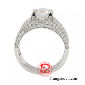 Sản phẩm sử dụng chất liệu vàng trắng 14k, chế tác nguyên khối gắn đá moissanite, mang vẻ đẹp tinh tế, thời thượng giúp phái mạnh thể hiện vẻ lịch lãm, nam tính và khẳng định đẳng cấp của riêng mình.